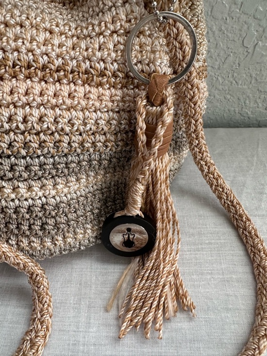 The Sak Crochet Knit Bucket Bag Boho Crossbody Neutral Tan Drawstring Purse - Picture 4 of 14
